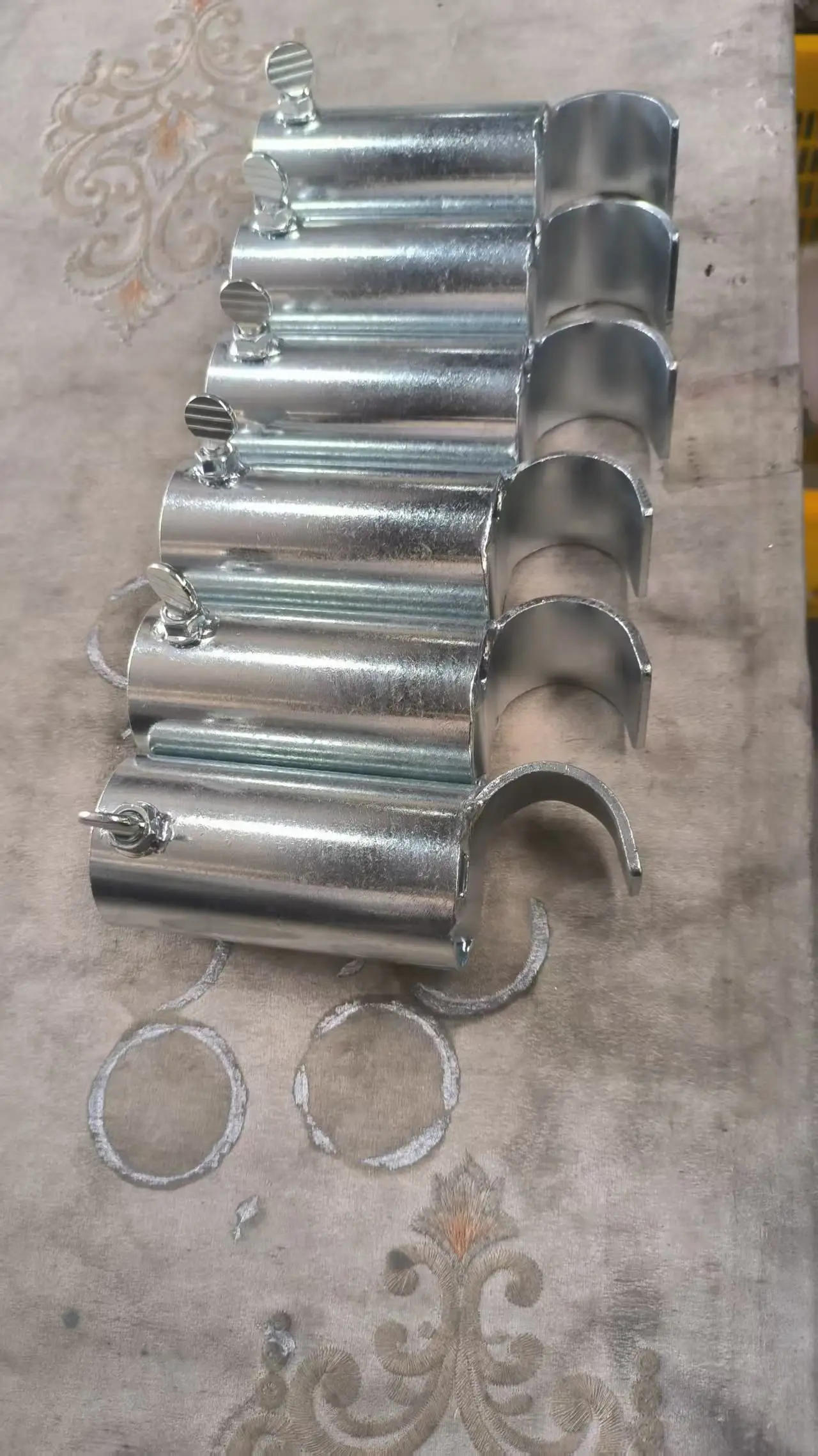 Bending hook bracket for pipes and curtain supports, metal bracket