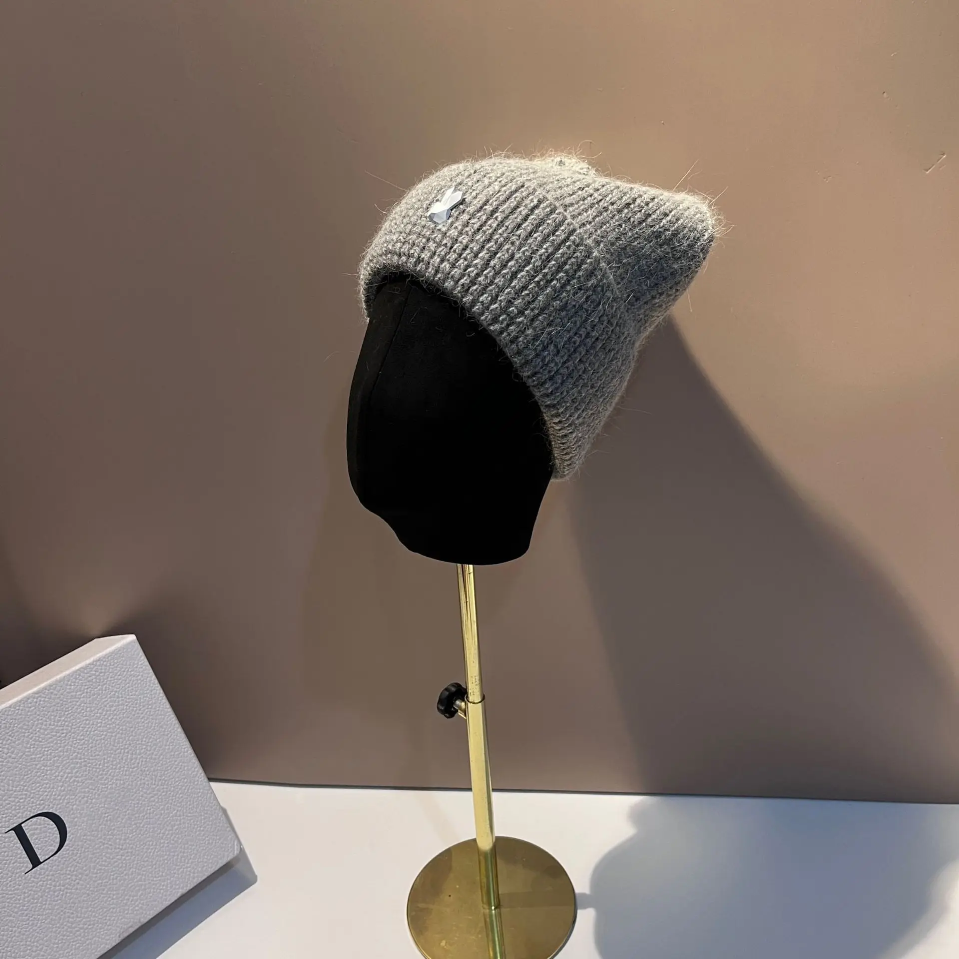 Autunno e inverno nuovo cappello lavorato a maglia in pelliccia di coniglio scozzese moda orecchie di coniglio carino caldo morbido cappello di lana glutinosa da donna
_voghion.com