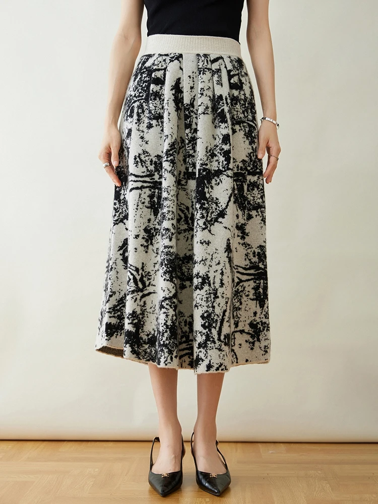 Cashmere skirt wearing example