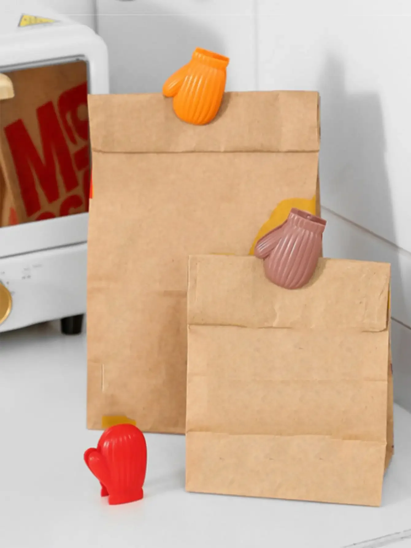 

2pcs- Practical Glove Shaped Plastic Bag Sealing Clip Food Bag Holder Kitchen Lazy Snack Sealing Clip