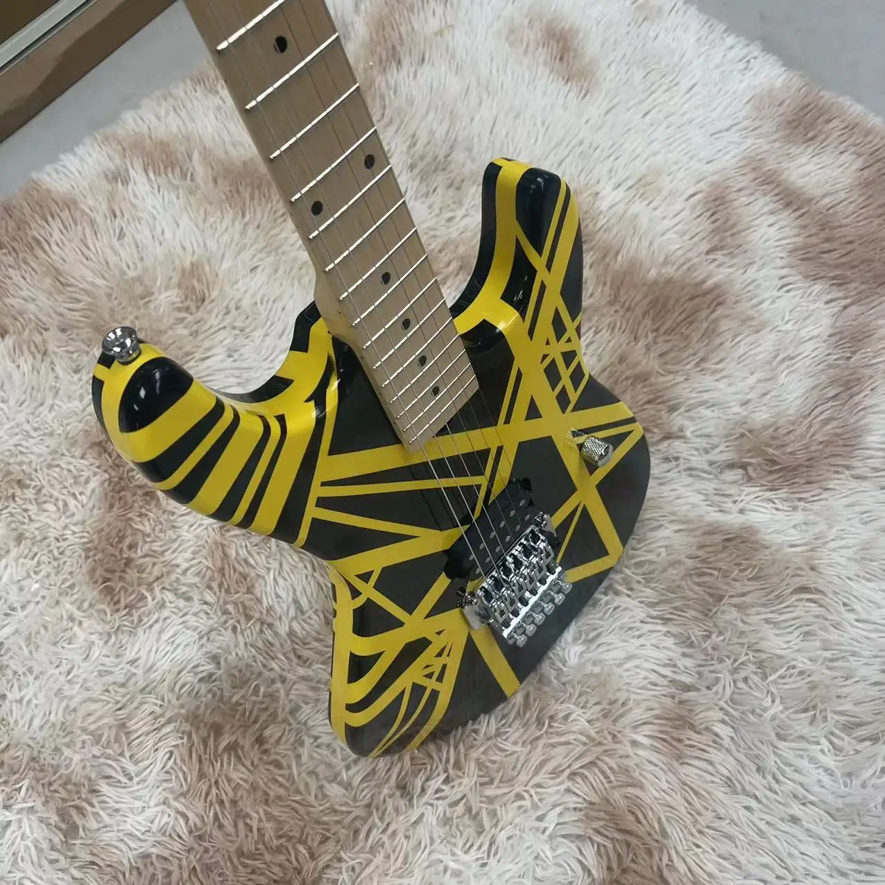 

Электрогитара с 6 струнами ручной росписи, черный корпус, желтая полоса, высокая глянцевая разделенная электрическая гитара, кленовый гриф, клен Тра