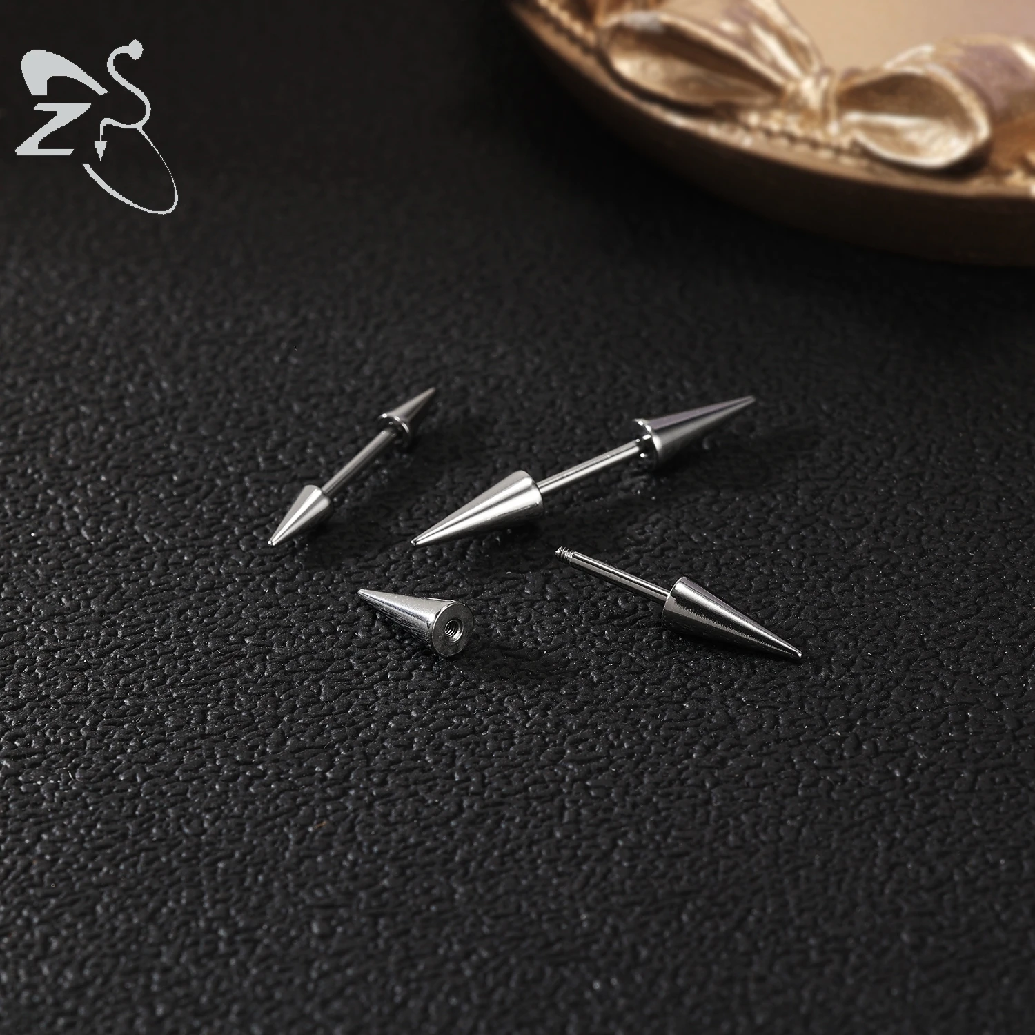 ZS 1PC 16G Spike Curved Barbell Augenbrauenring Außengewinde Augenbrauenbolzen Kegel Rook Daith Piercing Schwarz Farbe Lippenpiercing – Detail 5