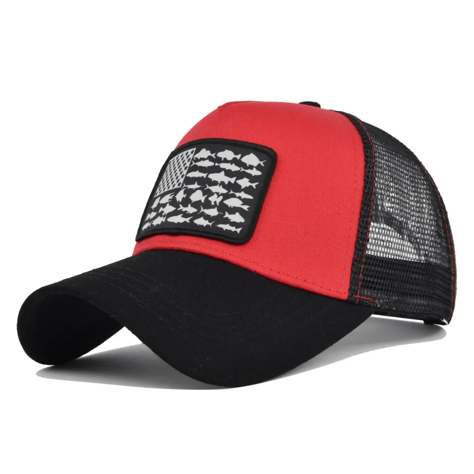 Il pilota preoccupato del semi-camion che indossa la camicia a triglia e il cappello nero da baseball si siede davanti al grande carro. Camionista americano Foto stock