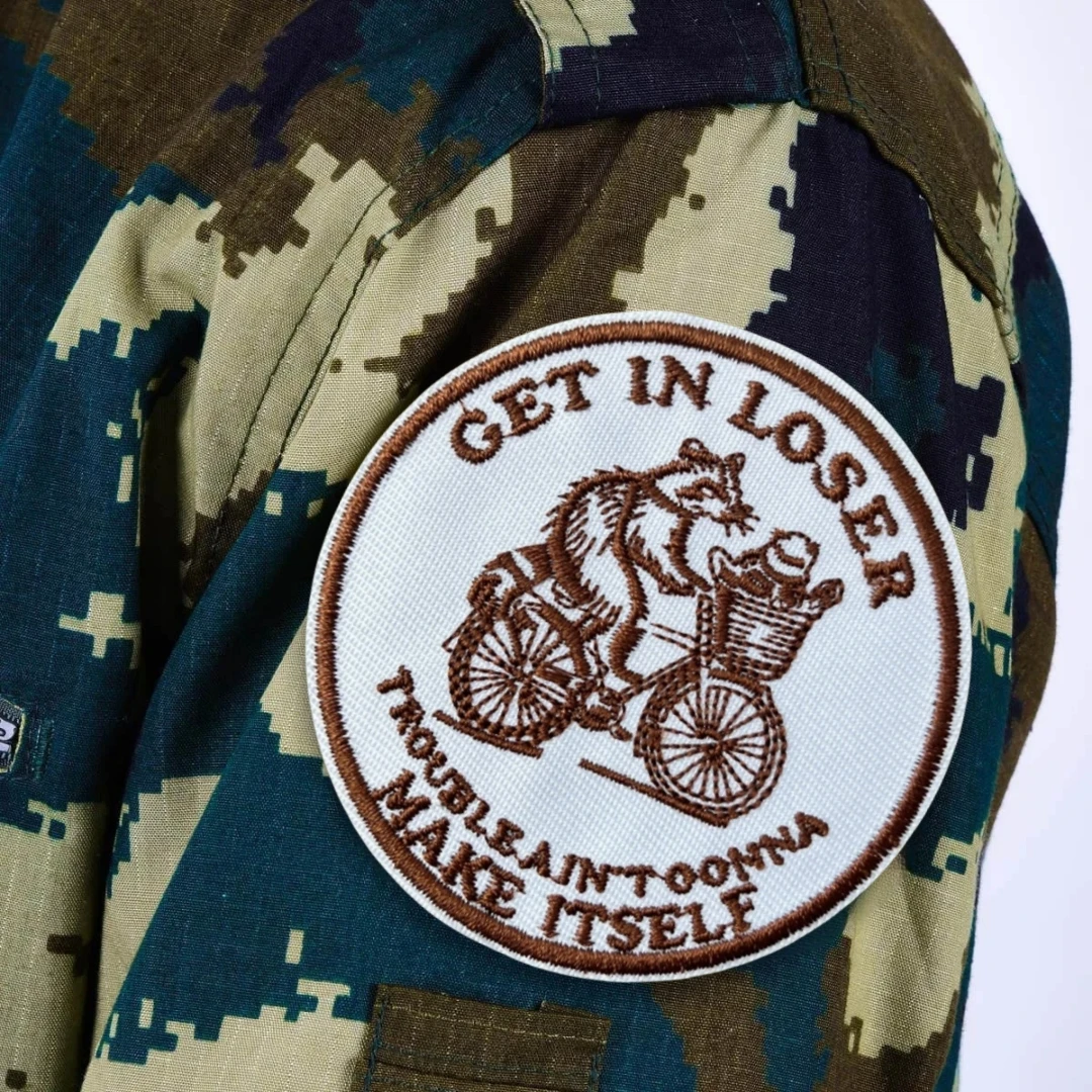 Trouble Ain't Gonna Make Itself Moral Taktischer Aufnäher Waschbär bestickte Klettverschluss-Aufnäher für Kleidung, Rucksack-Aufkleber
