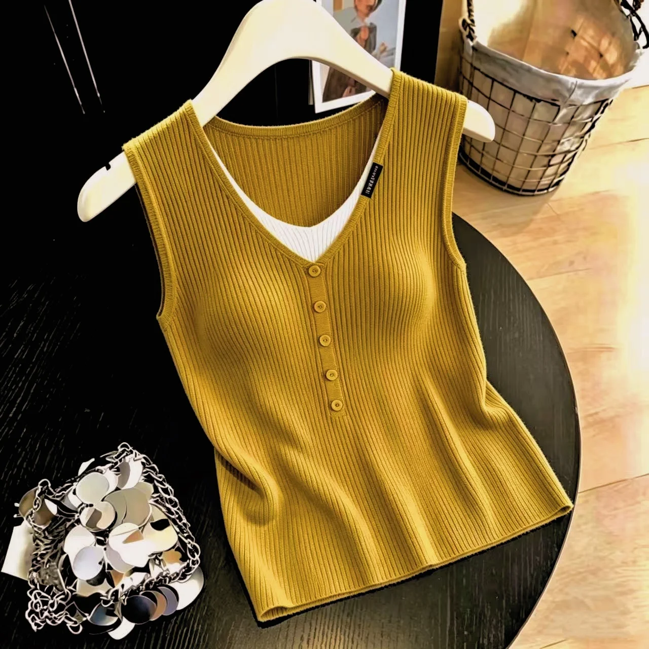 2026 Sommer Eisseide Damen Camisole Dünne Schicht Oberbekleidung Fake Zweiteiler Strick-Tanktop Farbblock Vielseitiger V-Ausschnitt Camis