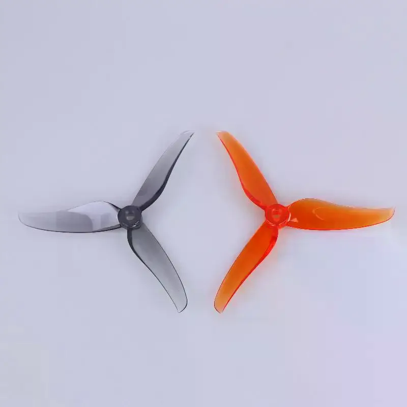 Hélice T-motor T5146 3 pales 5 pouces CW CCW pour drone FPV, gros plan sur le moyeu et les vis de fixation.