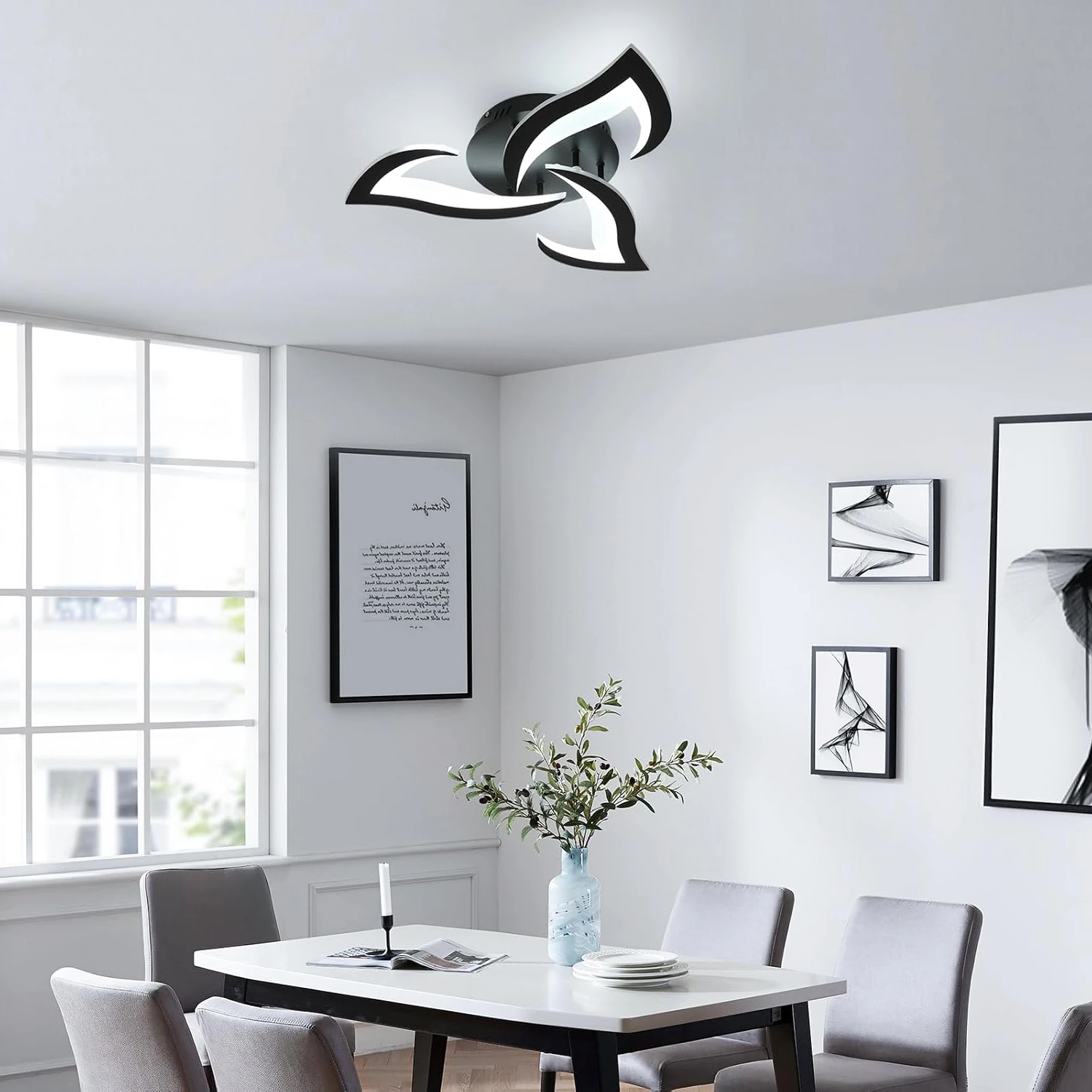 Détail des raccords en fleurs noires en acrylique