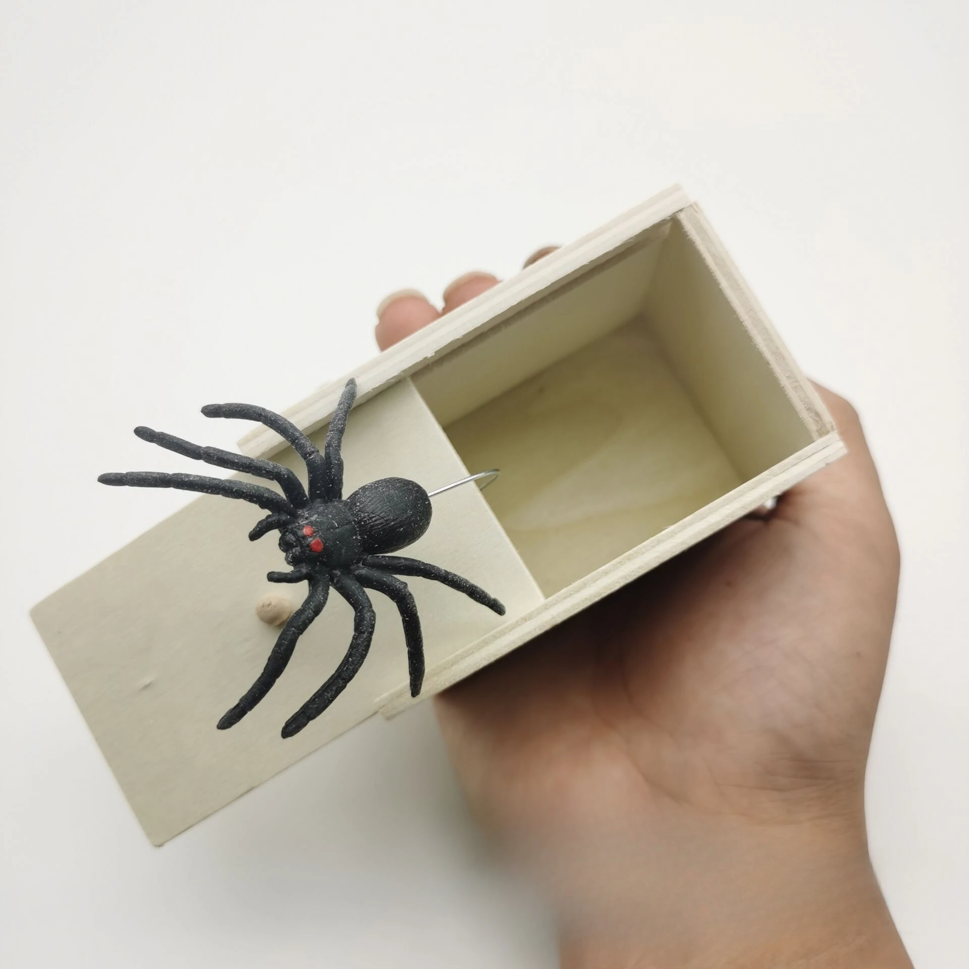 

2024 New Hot Spider Scare Small Wooden Box Novelty Gag Trick Stress Relief Toys Creative Exclusive Design Birthday Gifts Friends