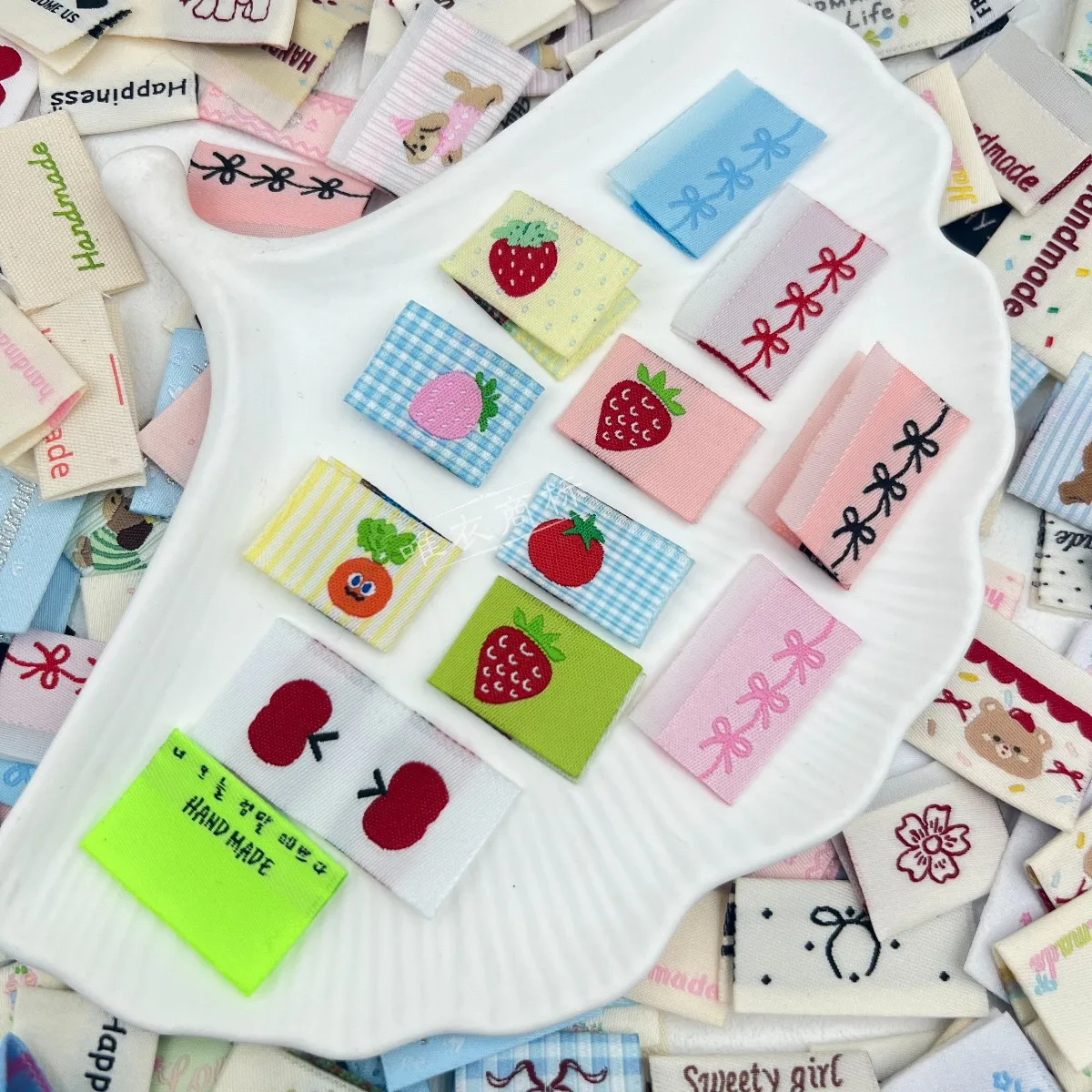 랜덤 헤어 스크런치 DIY 패브릭 라벨: 접이식 태그, 직조 배지, 옷 가방 스카프 양말 모자 공예 액세서리, 블라인드 박스