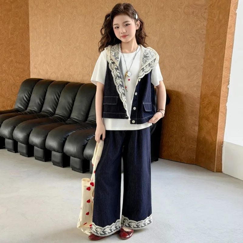 Mädchenanzug Frühling Sommer 2026 Weißes T-Shirt und Weite Hose und Jeansweste mit Spitzenbesatz Dreiteiliges Set Kinderkleidung