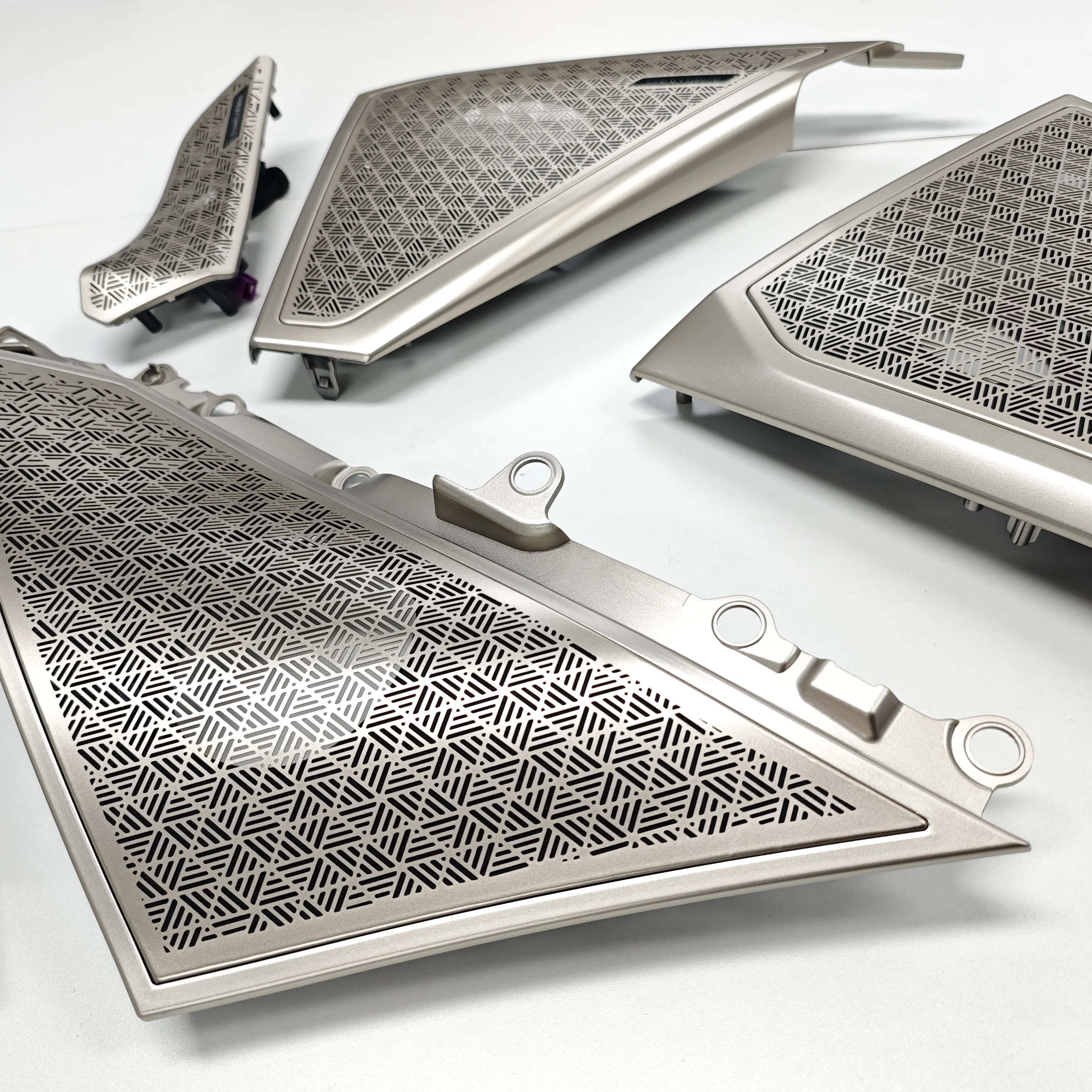 BMW New i5 5 시리즈 G60 G61 M5 G90 G99 용 자동차 스피커 LED 커버 빛나는 도어 패널 장식 쉘 경적 하이 엔드 금속 커버