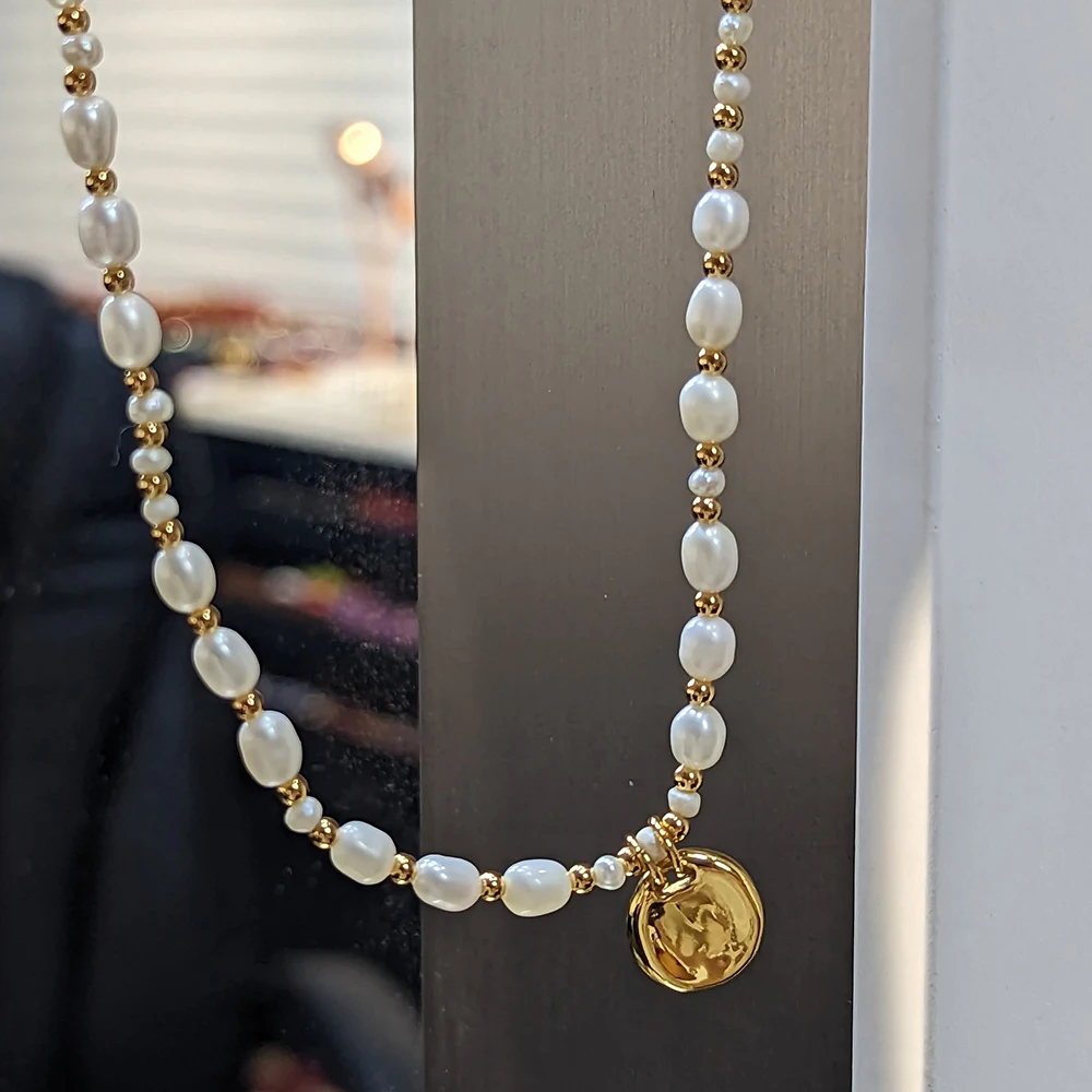

Amorita boutique Classic design of natural pearls with metal pendant necklace