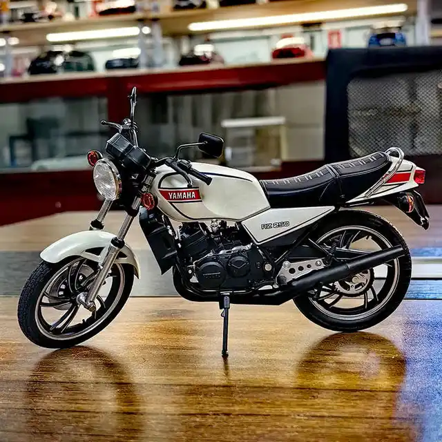 RZ 250 ダイキャストオートバイ模型 1/12スケール Amazon | スカイネット 1/12 完成品バイク ヤマハ RZ250 ニュー