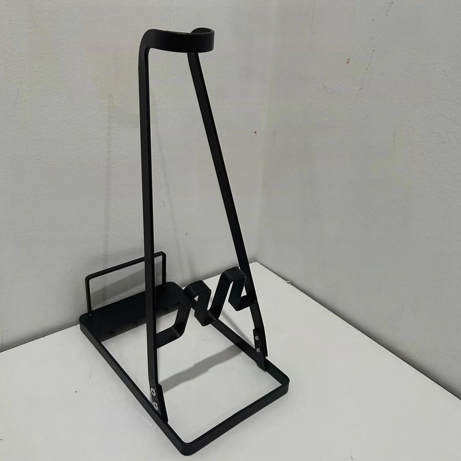 Durable Metal Vacuum Stand for Accessories - Sturdy and Portable Design