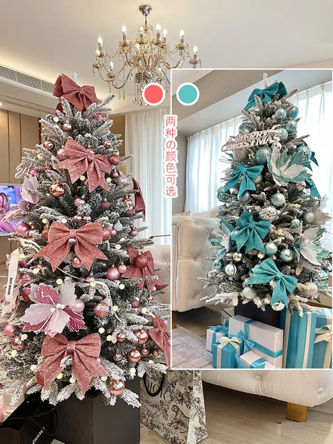 Árvore de natal com neve branca com decoração de presentes no interior da  casa de ano novo