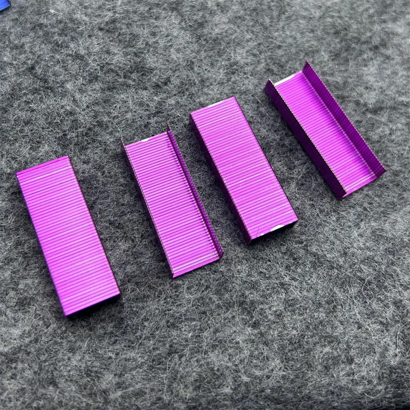 2400pcs 다채로운 12mm 스테이플러 네일 DIY 장식 손 도구 스테이플 데스크탑 스테이플러 바인딩 도구 편지지 액세서리