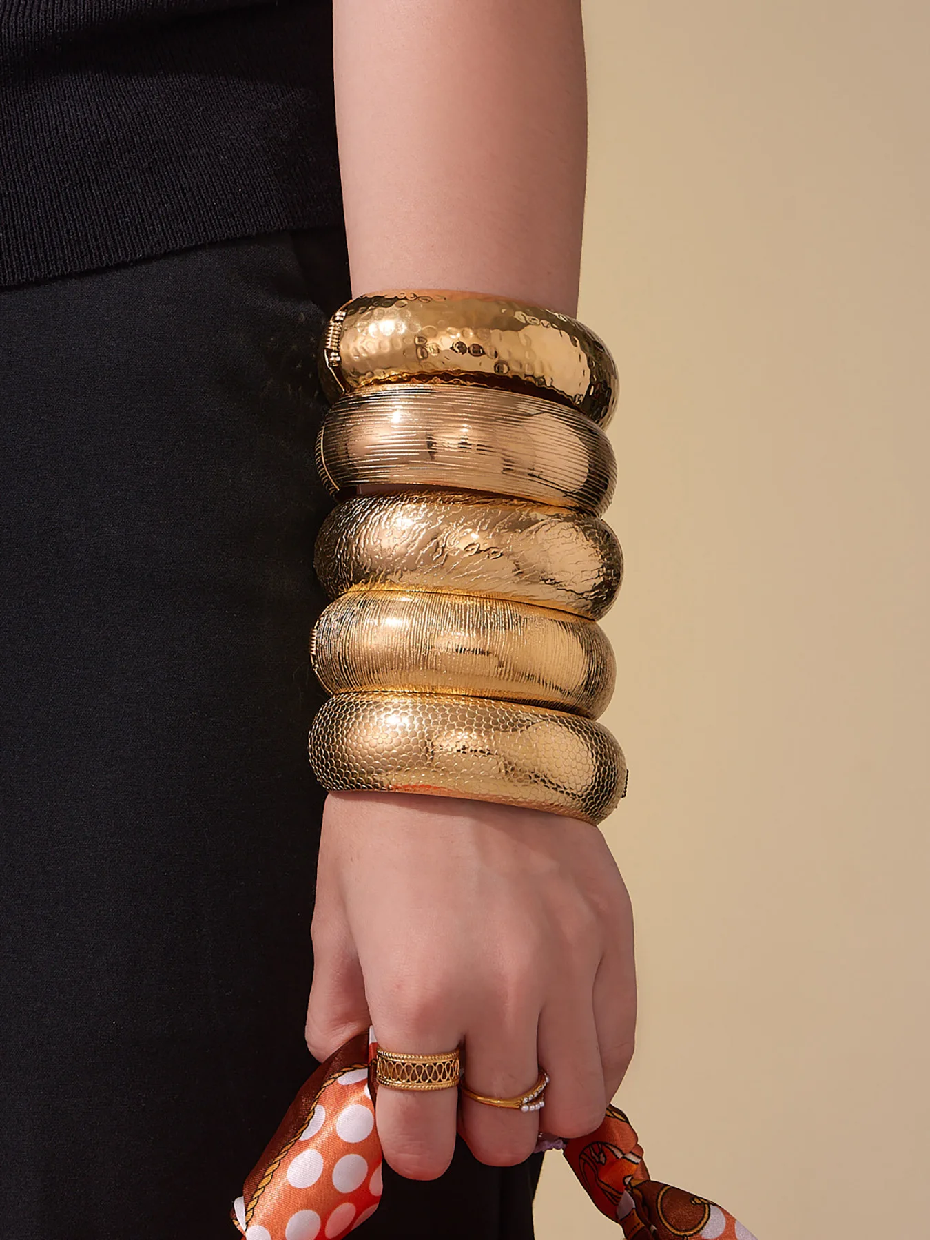 Klobiger breiter Armband-Armreif aus 18 Karat vergoldetem Edelstahl, Armreif für Frauen, gehämmerte, zu öffnende Manschettenarmbänder, Armreifen – Detail 3