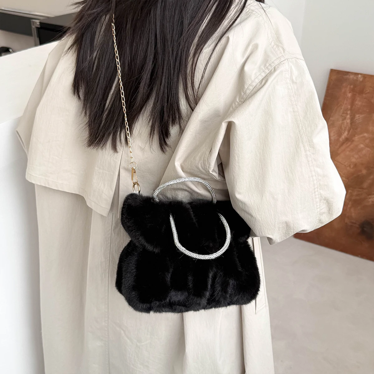 Hand-Held Plush Small Bag for Women 2025 New Trendy Fashion Fluffy Cloud Bag with a High-End Feel, Chain Shoulder Crossbody Bag for Autumn and Winter Commuting