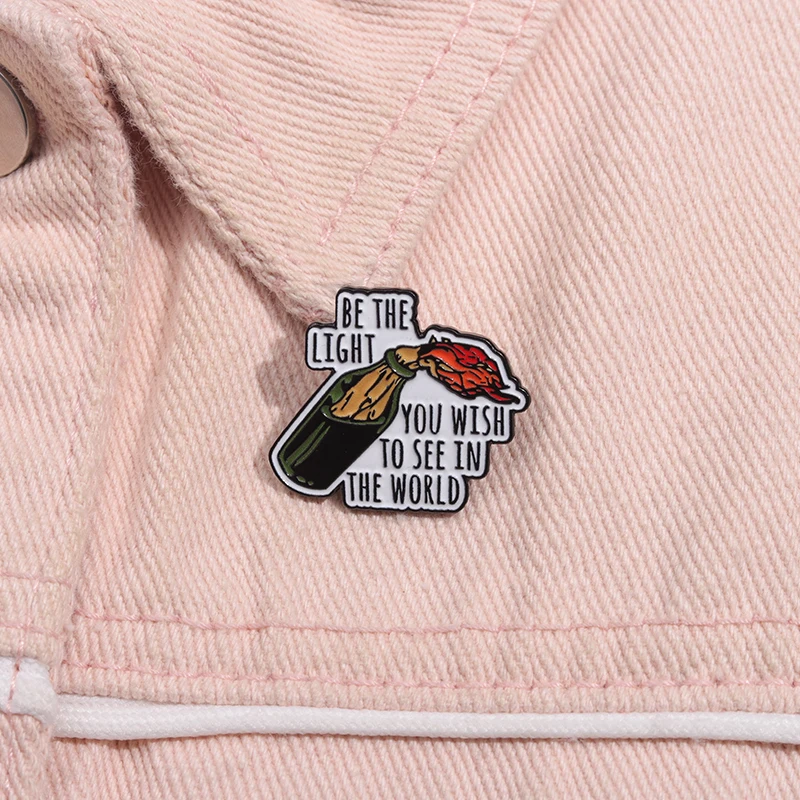 Inspirierende Zitate Emaille Pins benutzer definierte sein das Licht, das Sie Broschen Revers Abzeichen lustige Schmuck Geschenk für Kinder Freunde sehen möchten – Detail 8