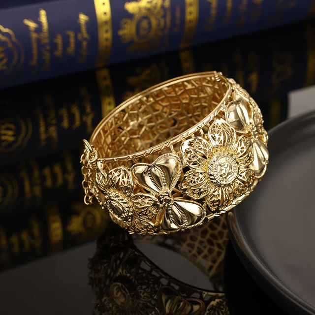 Lot - A NOWERGIAN SILVER AND ENAMELED BRACELET BY IVAR HOLT; gilt bracelet  composed of 6 enamelled links depicting Nordic scenes. Wt. 22.7g.
