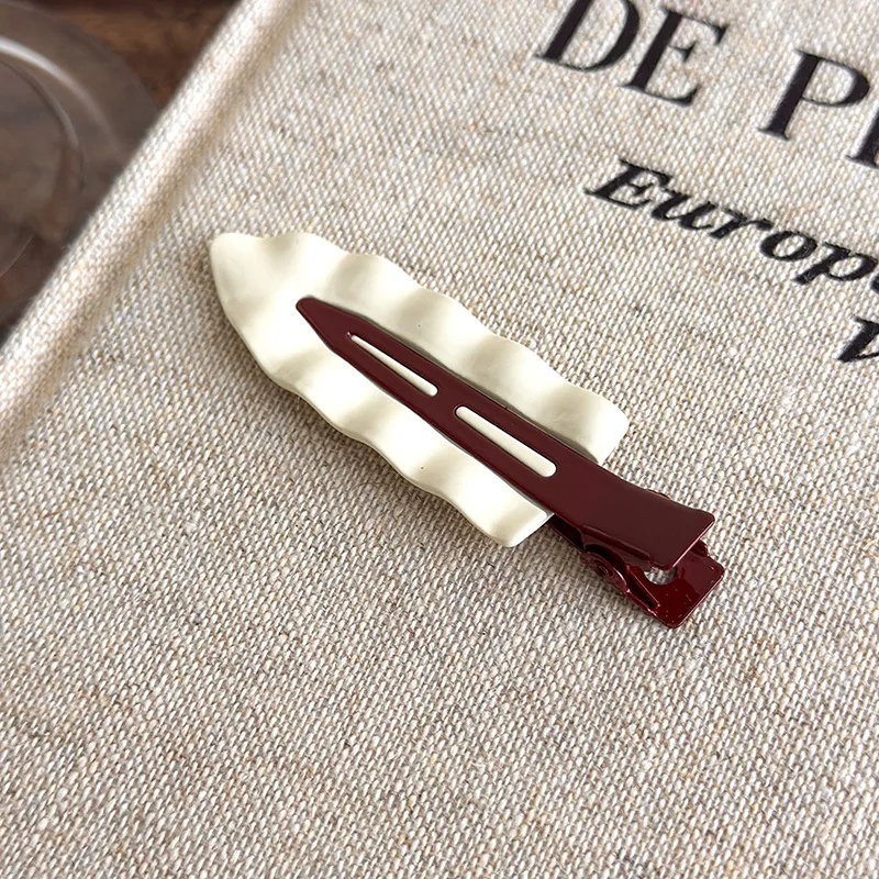 Elegante metallische braune Pony-Haarspange für Frauen, seitlich geschwungener Pony-Clip, gewellte glatte Haarspange, Flyaway Hair Tamer-Haar-Accessoire – Detail 8