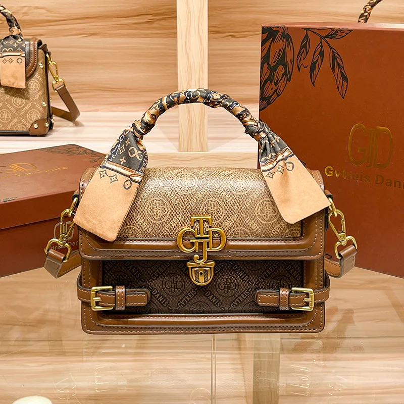 

2023 new fashion shoulder bag fashion everything small square bag designer senior sense oblique span light luxury women's bag