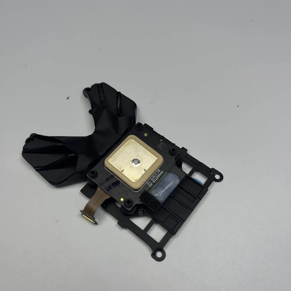 Vue latérale du module GPS d'origine pour DJI Mini 4 Pro, avec connecteur et câble plat, accessoire drone.