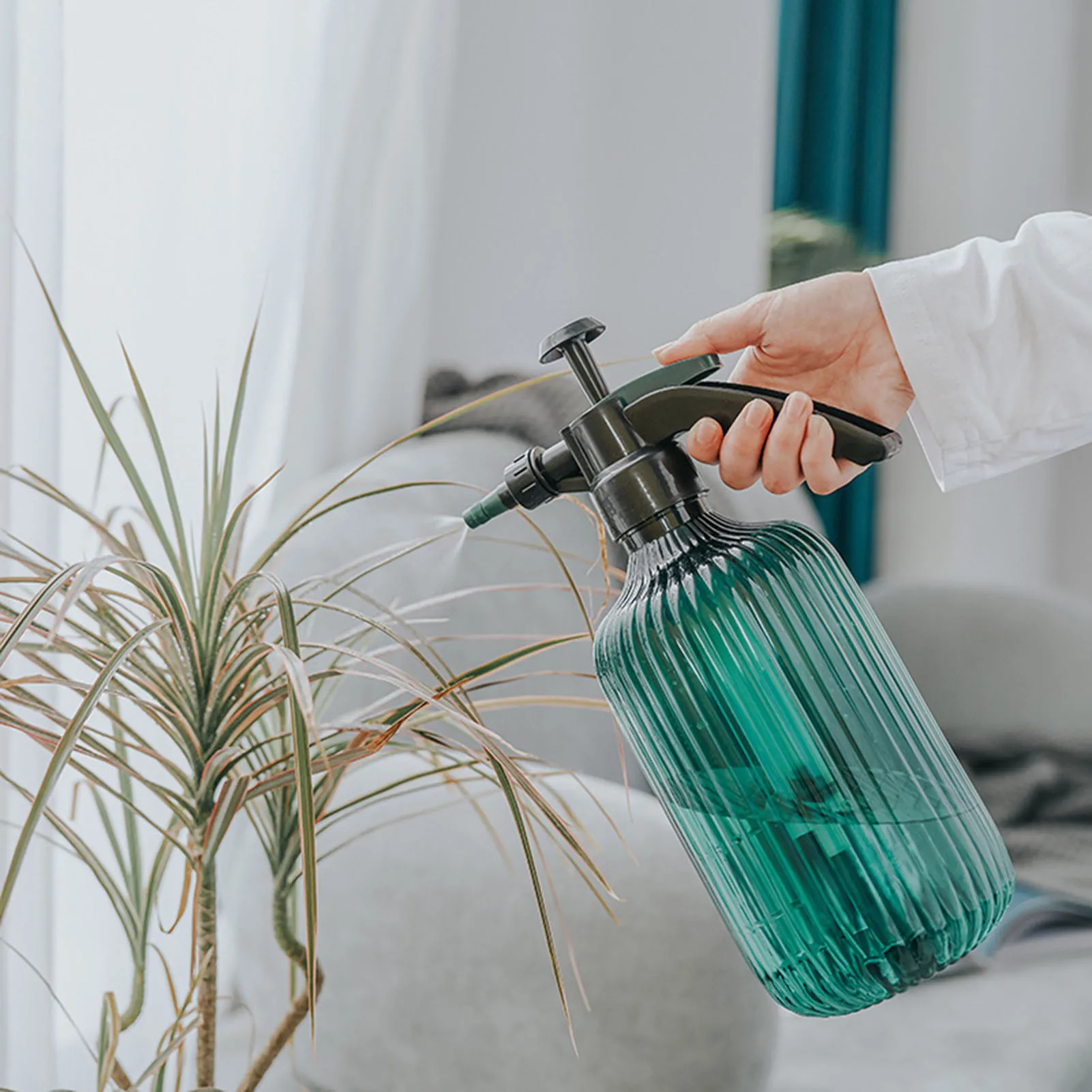 2L Large Capacity Garden Spray Bottle With Adjustable Nozzle Fine Mist Plant Watering Can For Indoor Plants Cleaning Pet Bathing