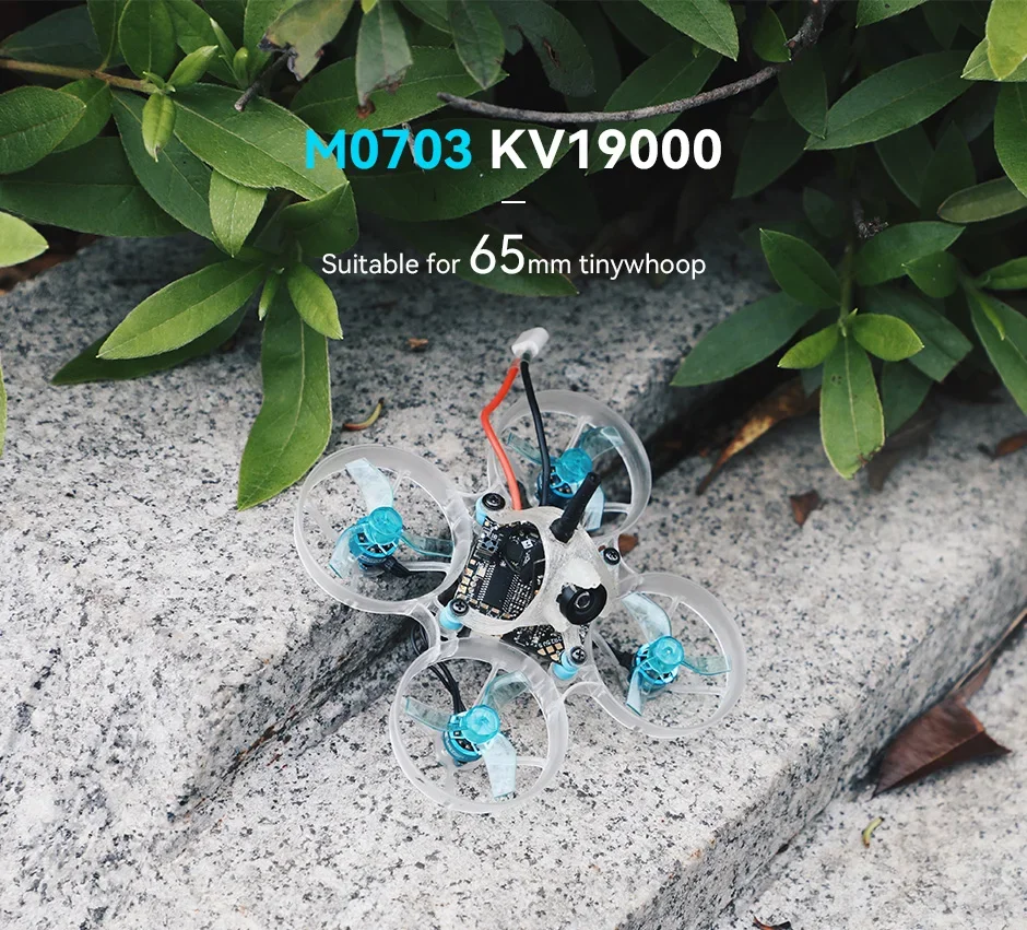 Moteur Brushless T-MOTOR M0703 KV19000 pour Tiny Whoop FPV, installé sur un drone miniature avec hélices.