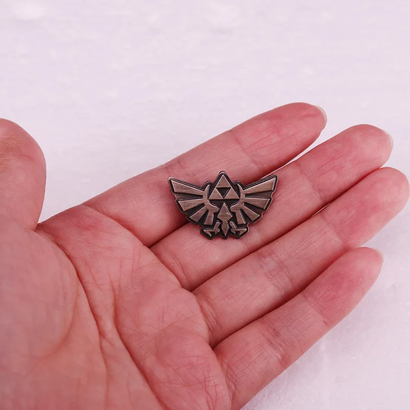 Vintage Legend of Zeldas Triforce Pin Brooch for Men Women Breath of the Wild Eye Lapel Badge Medal Fans Cosplay Jewelry Gift