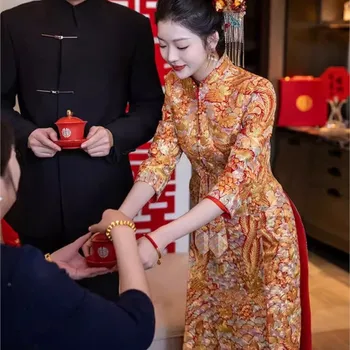 The new style of dragon and phoenix wedding dress a fitted cheongsam is royal