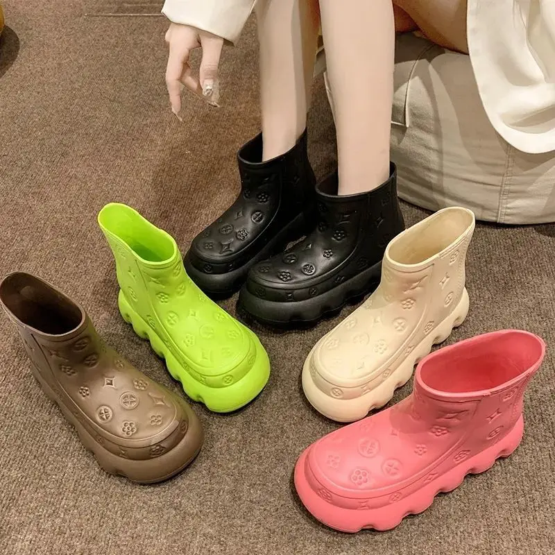 

Fashionable and trendy women's water boots and waterproof shoes