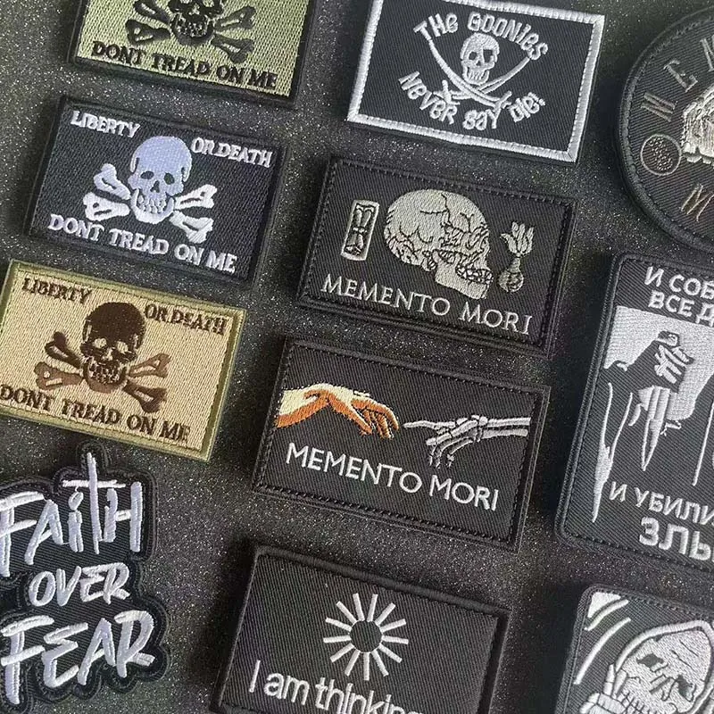 Inspirierendes Emblem, Memento Mori, Glaube über Angst, bleiben positiv, nie sagen sterben, bestickte Applikation, Moralabzeichen, taktische Aufnäher – Detail 6
