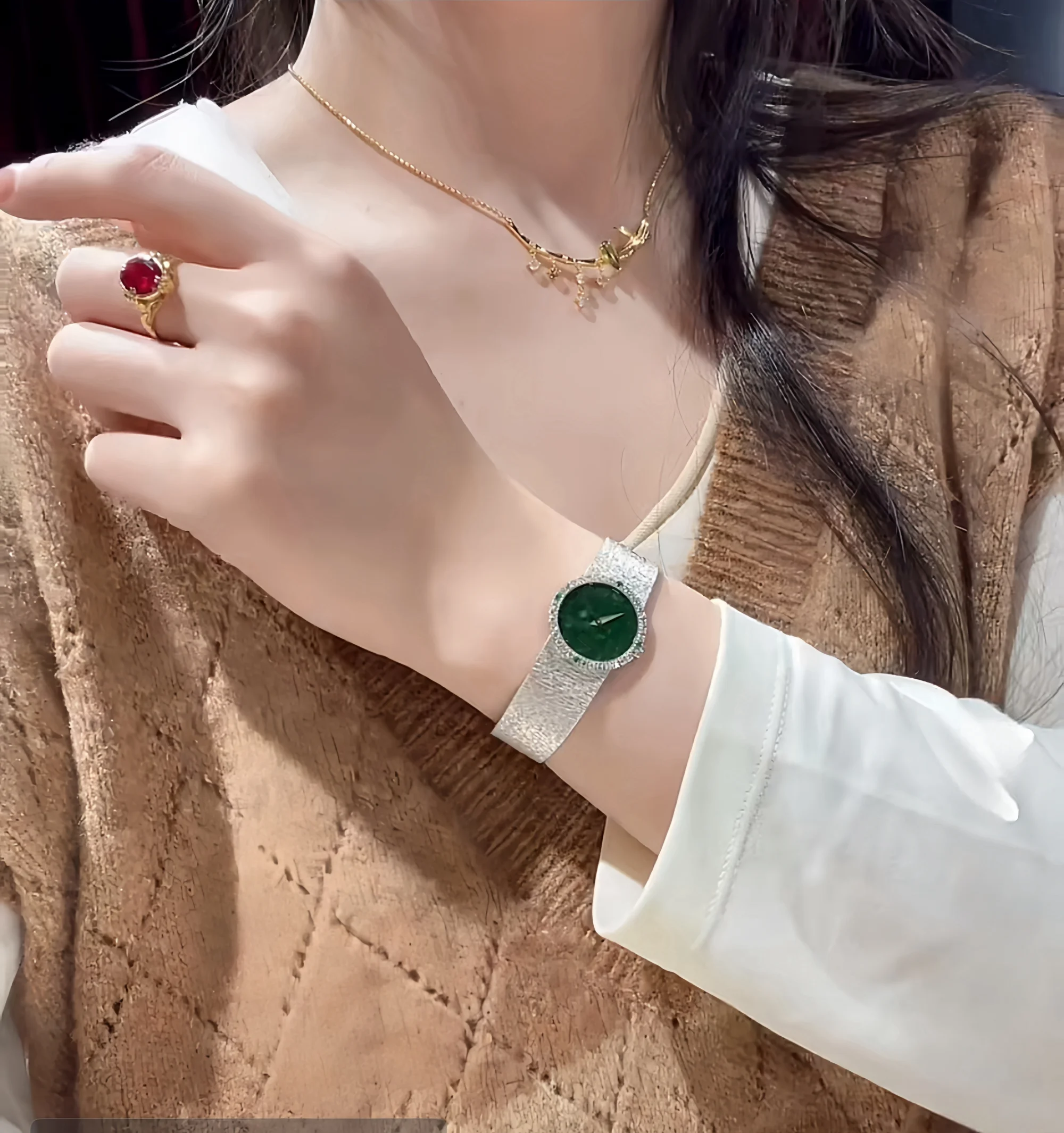 الجاديت الأحمر 2024 ساعة نسائية جديدة القرون الوسط...