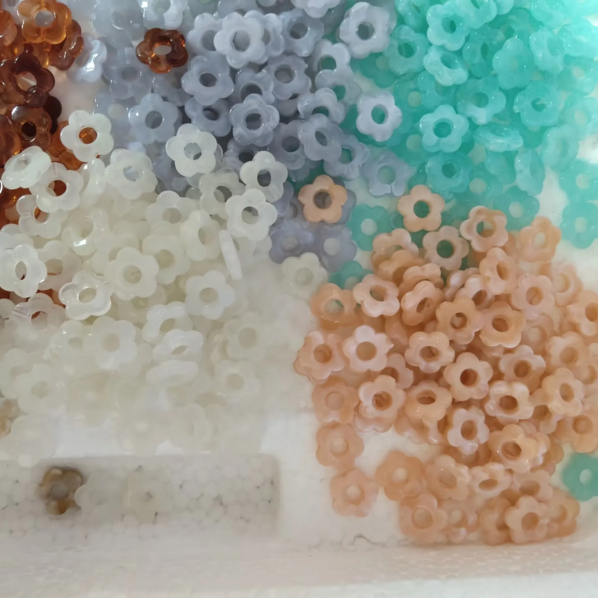 40 PCS 14mm Resin Flower Beads Connector Clothes Headwear
