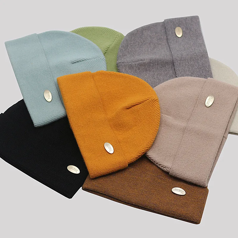 

Korean Metal Labeled Beanis Hat Unisex Warm Casual Students Outdoor Shopping Knitted Hat Men Women Hip Hop Wool Skullies Hat