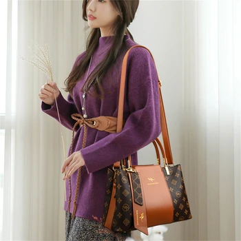 حقيبة كتف كروس منقوشة واسعة بجلد ناعم فاخر — صورة 4