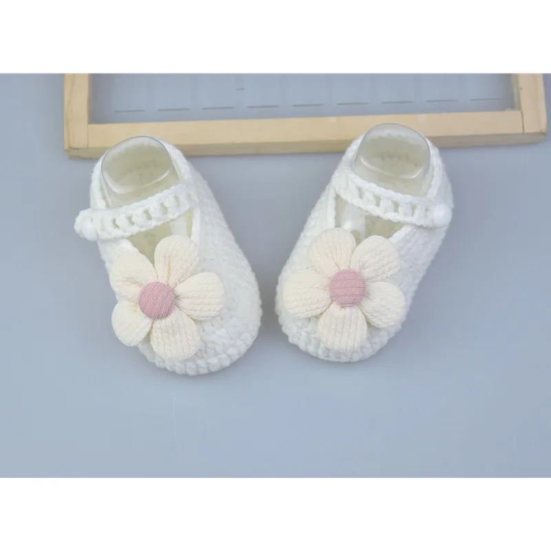 Spring and Autumn Baby Woolen Shoes Hand woven Anti falling Soft Bottom Pre step Shoes for Newborns, Flower Princess