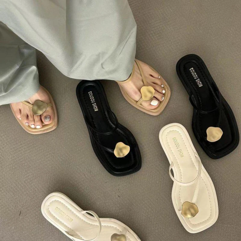 

Summer Narrow Band Women Slipper Fashion Metal Decoration Low Heel Slip On Casual Ladies Shoes Casual Outdoor Beach Flip Flop