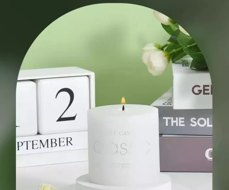 Cylindrical high-value romantic aromatherapy candles for smoking and sleep aid, French desktop candles for home use