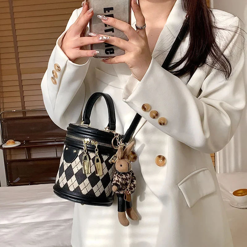 Popular Small for Women 2024 Spring New Fashion Special-Interest Messenger Texture Rhombus Portable Bucket Bag