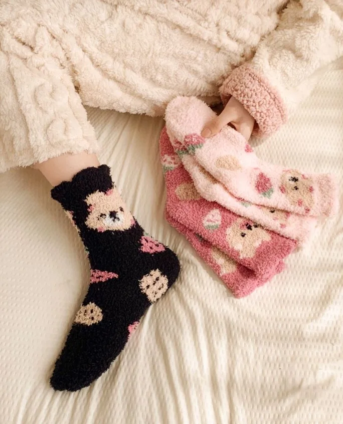 Warme, nichthaarige Korallensamt-Komfortsocken für Damen, halber Samt, für Zuhause, Boden, Bär, Mittelrohr, Schlaf, Kawai, Cartoon, Erdbeere, weiche Socke – Detail 5