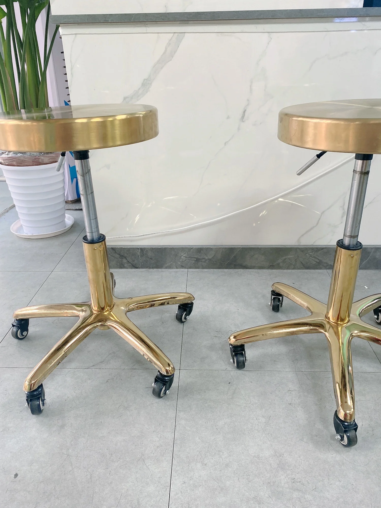 Description Picture 4 of itemModern Stainless Steel Barber Chairs Beauty Salon Professional Chairs Salon Furniture Luxury Pulley Lift Chair Home Makeup Chair