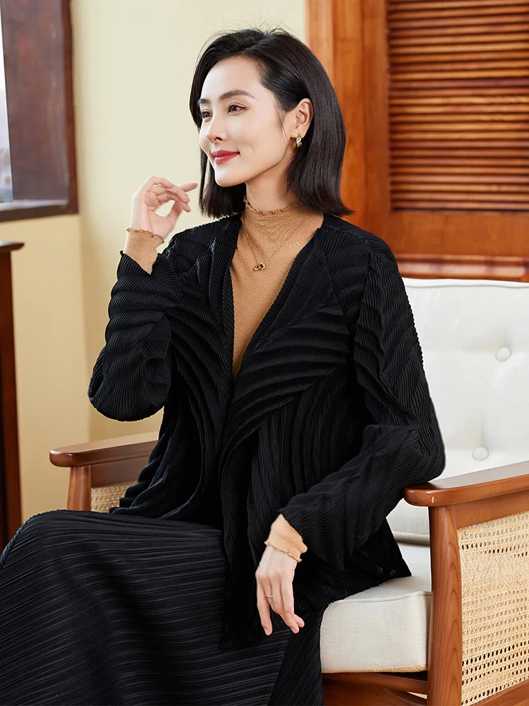 

2023 Autumn And Winter Pleated Large Size Coat