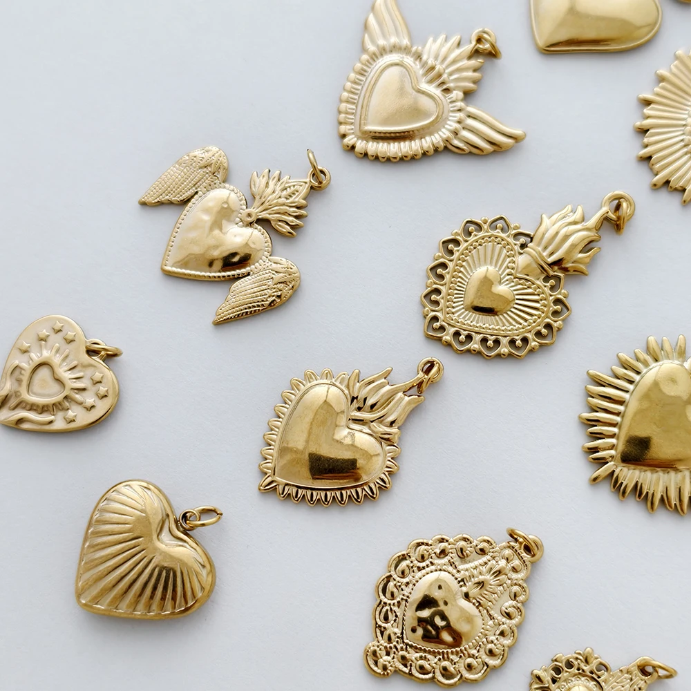 Minimalistischer herzförmiger Anhänger aus goldfarbenem Edelstahl, DIY-Schlüsselanhänger, Halskette, Armband. Klobiger, trendiger Damenschmuck – Detail 2