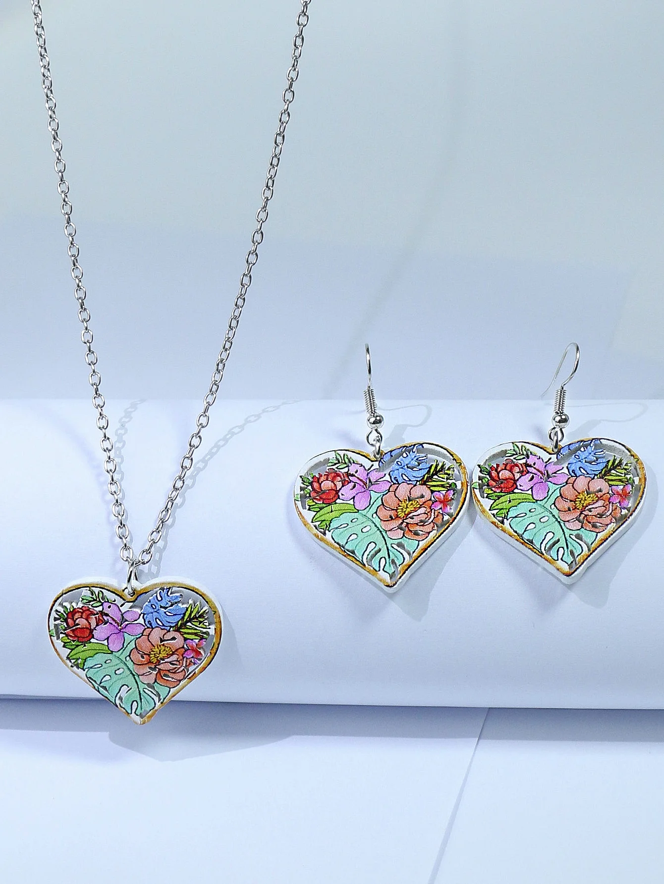 TrendyHeartShapedInnerPaintedFlowerNecklaceWomensNeckNecklace