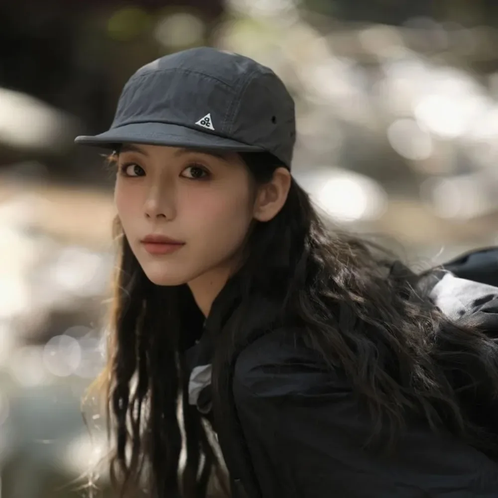 레트로하고 다목적인 숏브림 캠핑모자로 햇살 속에서도 세련되게 즐기세요.