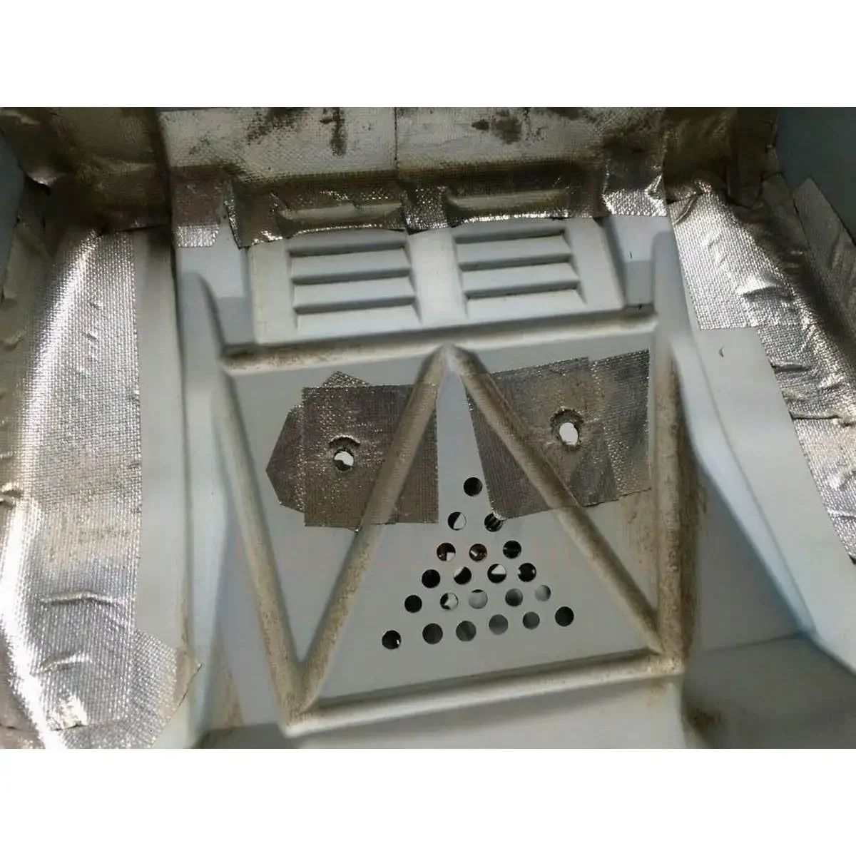 Ruban adhésif renforcé argenté appliqué sur le bord d'une coque de voiture RC, protégeant la carrosserie, ruban de renfort pour carrosserie de voiture RC.