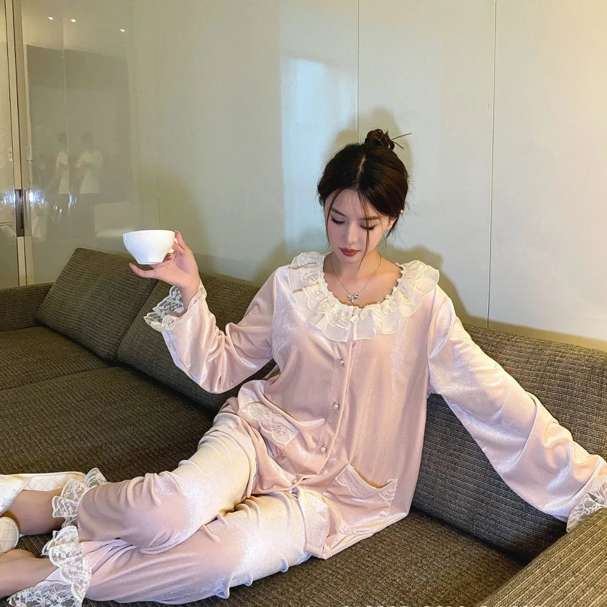 Pajamas for women in autumn and winter, new gold velvet long sleeved doll neckwear that can be worn externally for home wear
