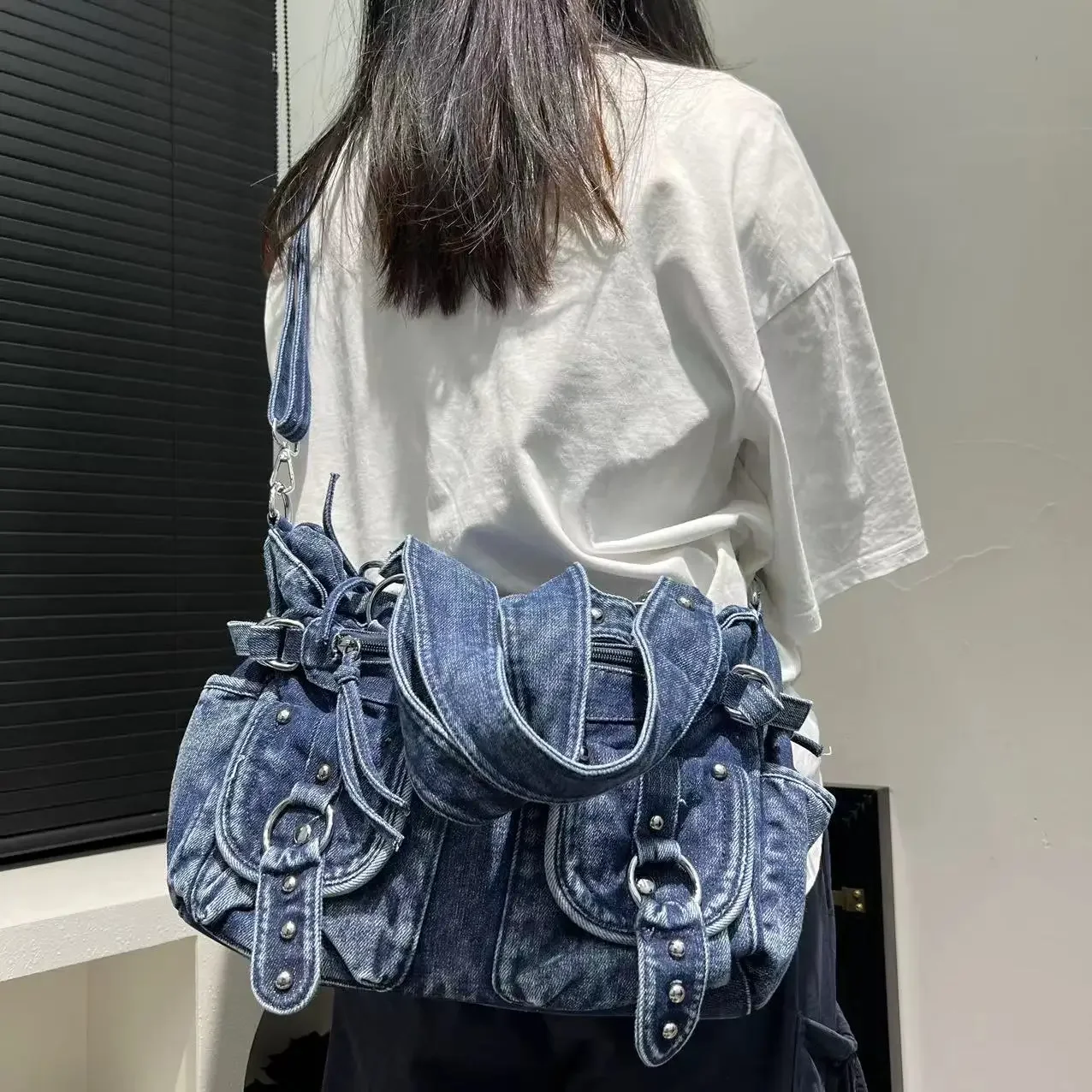 حقيبة يد نسائية من الدنيم المغسول، تتميز بتصميم مت...